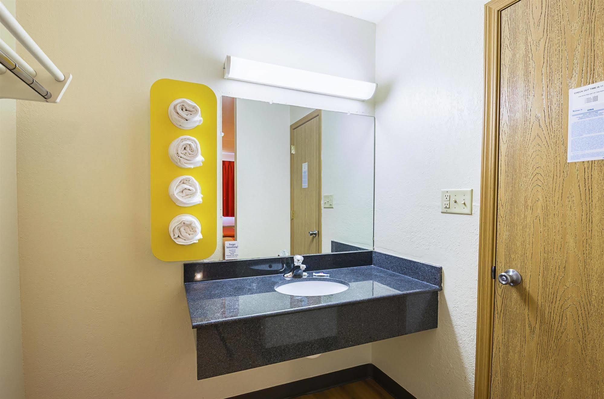 Rodeway Inn دوبوك المظهر الخارجي الصورة